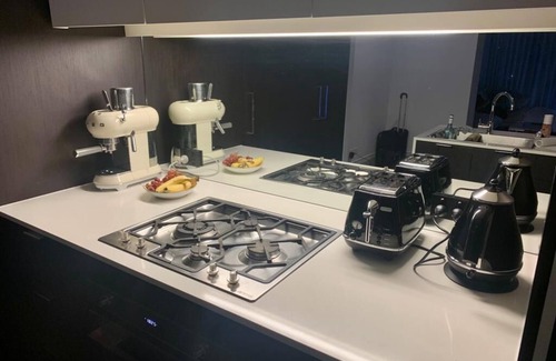 Kings Cross Apartment | Stylish, spacious apartment with big city views. Perfect for longer stays!
