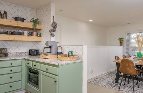 Cottonwood House | Stylish & Spacious Boho - King Bed Galore, Hot Tub, Arcade, Ping Pong, Rec Room