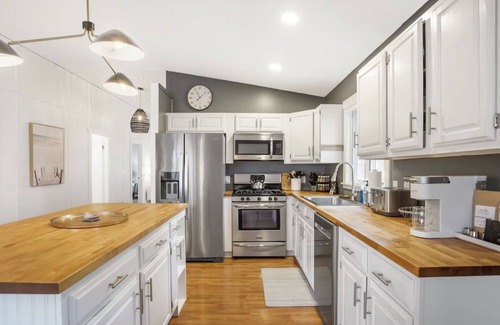 Douglas House | Stylish & Spacious Home with Hot Tub & 3-Season Deck