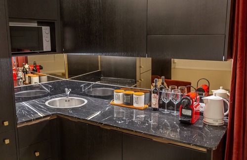 Rione III Colonna Apartment | Stylish Spanish Steps Retreat