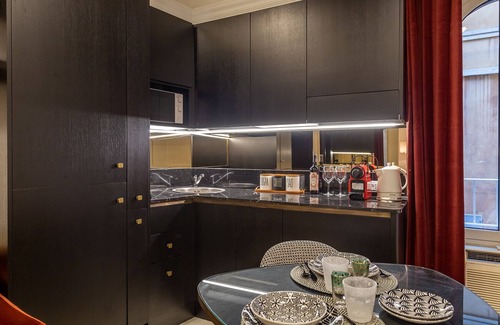 Rione III Colonna Apartment | Stylish Spanish Steps Retreat
