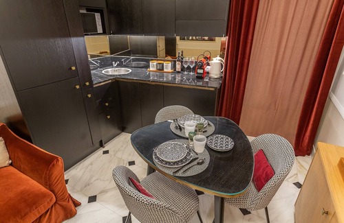 Rione III Colonna Apartment | Stylish Spanish Steps Retreat