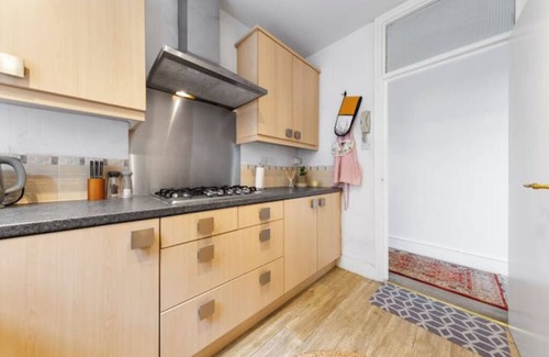 Brondesbury Park Apartment | Stylish Split level 2 bedroom flat in NW London