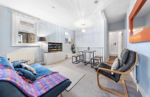 Brondesbury Park Apartment | Stylish Split level 2 bedroom flat in NW London