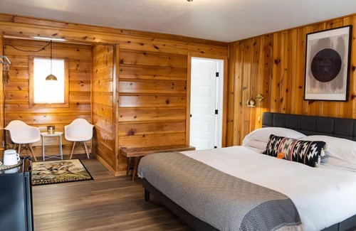 Pagosa Springs Hotel | Stylish Spot Perfect for Family Mountain Getaway | Right off Pagosa Spring Town