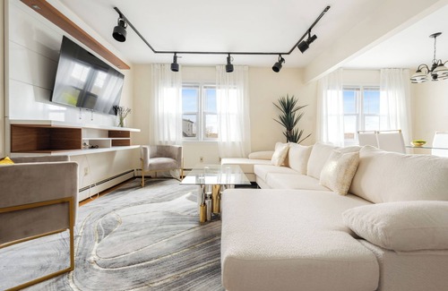 Southeast Yonkers House | Stylish Stay in City’s Best Spot - The Perfect Stay