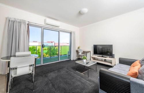 Greenway Apartment | Stylish Stay Near Lake Tuggeranong