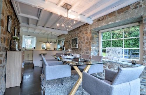 Niveze House | Stylish Stay with Pool, Jalhay