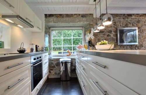 Niveze House | Stylish Stay with Pool, Jalhay