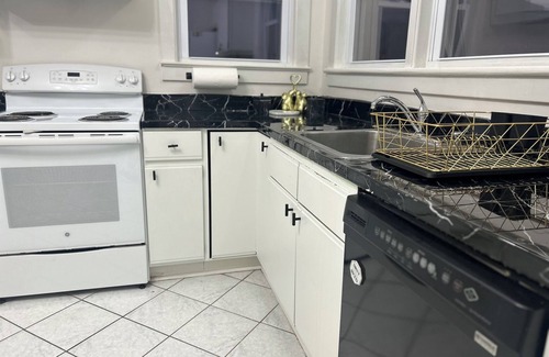 McLean House | Stylish stayat McLean next to tysons corner