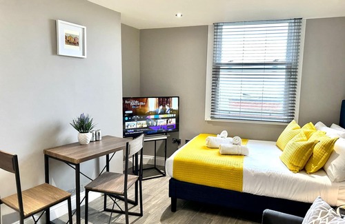 Brighton City Centre Apartment | Stylish Studio with Sea Views