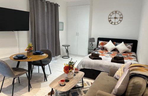 Holland Park Apartment | Stylish Studio Escape in West London