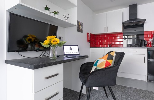 Thorpe Satchville Apartment | Stylish Studio Flat Steps Away from Train Station and University