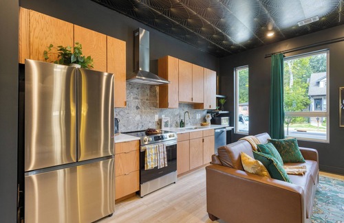 Talbot's Corner House | Stylish Studio for 6 Near Broadway & East Nashville Restaurants | Lischey Loft