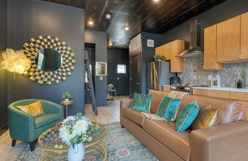 Talbot's Corner House | Stylish Studio for 6 Near Broadway & East Nashville Restaurants | Lischey Loft