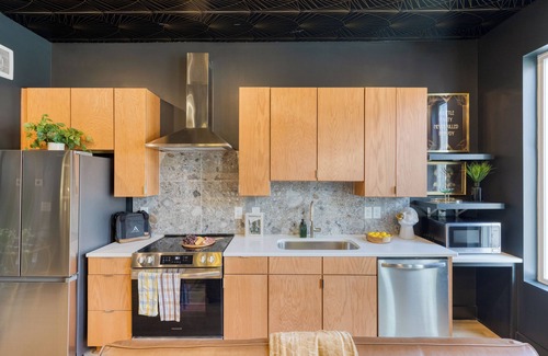Talbot's Corner House | Stylish Studio for 6 Near Broadway & East Nashville Restaurants | Lischey Loft