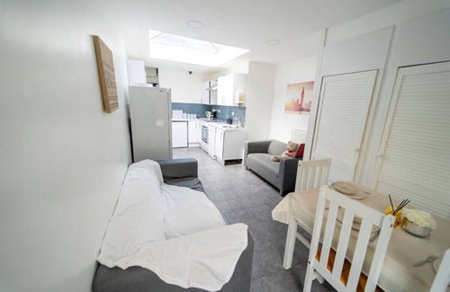 Selly Oak Apartment | Stylish Studio for short term near UOB and City!