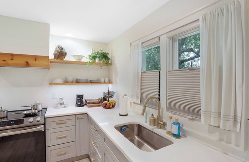 High Springs Apartment | Stylish Studio in Historic High Springs, 5 min Walk to Restaurants, Shops, Bars!