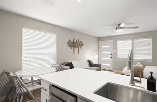 Allandale Apartment | Stylish Studio Near Domain