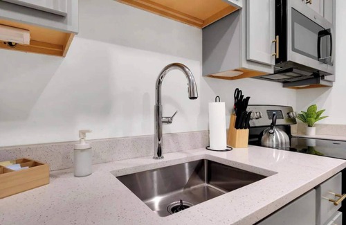 Downtown Louisville Apartment | Stylish Studio w/Free Parking | Medical District
