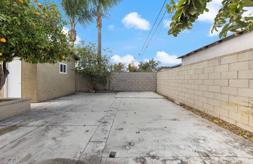 Santa Ana Apartment | Stylish Studio w/Smart TV, WIFI, Kitchenette and Parking near Disney & Beach