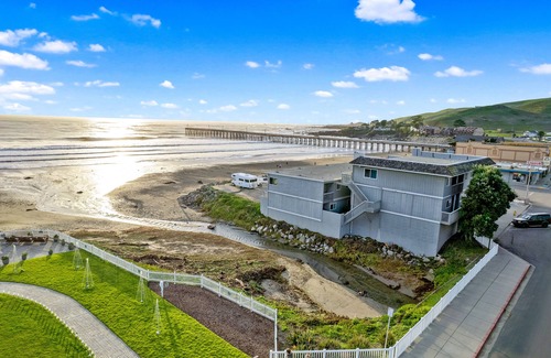 Cayucos Apartment | Stylish studio with ocean views, balcony, fireplace, picnic area & firepit