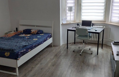 Neumuhlen-Dietrichsdorf Apartment | Stylish Studio with WiFi Near Kiel Port with Sea Views & Park Nearby.