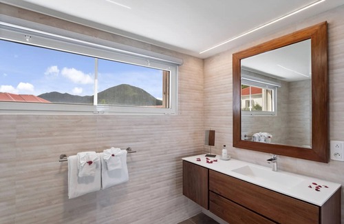 Grand Case Resort | Stylish Suite by the Sea with Exclusive Beach Access & Water Activities