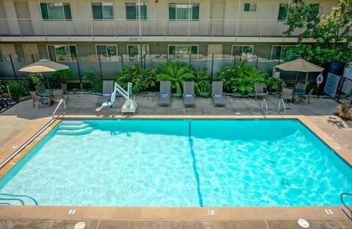 Corte Madera Hotel | Stylish Suite Near Trader Joe’s | Courtyard | Parking | Onsite Pool | BBQ Area
