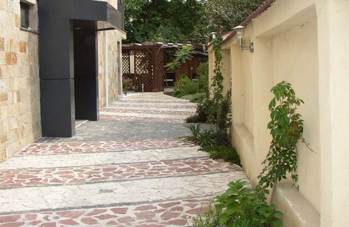 Sofia Apartment | Stylish Suite With A Beautiful Garden