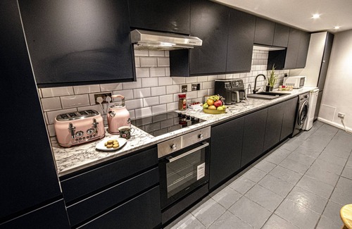 Brighton City Centre Apartment | Stylish Super Central Modern Townhouse Retreat
