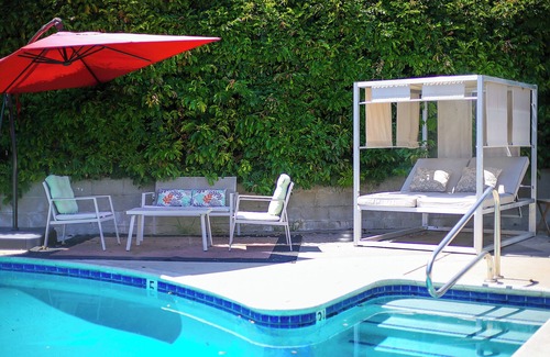 Circle Area House | Stylish Townhome in Long Beach w/Private Pool