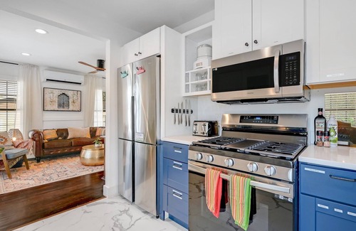 Mahncke Park House | Stylish townhome, prime location, pet friendly