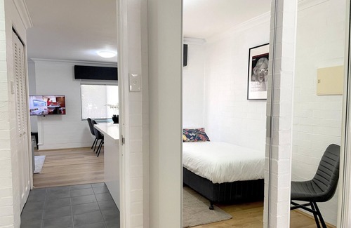 Subiaco Apartment | Stylish two bedroom apartment with swimming pool & spa.