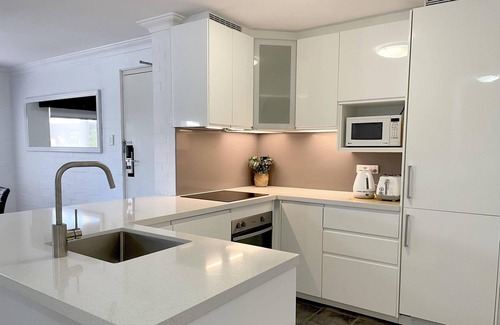 Subiaco Apartment | Stylish two bedroom apartment with swimming pool & spa.