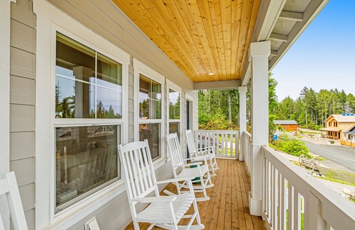 Allyn House | Stylish, two-story home with a washer/dryer & furnished porch - dogs welcome