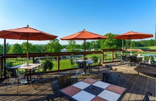 Cheat Lake Apartment | Stylish Unwind: Studio at Lakeview Golf Resort