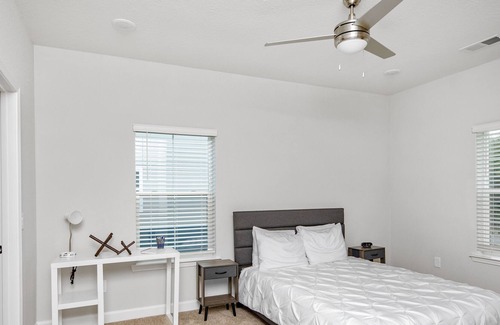 Charlotte Apartment | Stylish Uptown Apartment near UNC and Charlotte Motor Speedway 8306