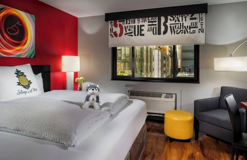 Belltown Hotel | Stylish Urban King Suite with Relaxing Tub and Central Seattle Location