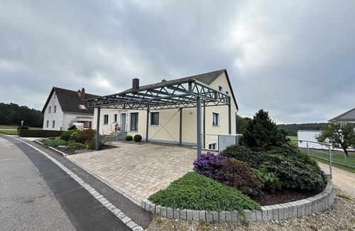 Wackersdorf Apartment | Stylish vacation apartment (110sqm) with terrace and beautiful garden