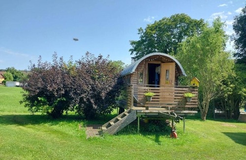 Laubach Apartment | Stylish vacation apartment with barrel sauna in the countryside