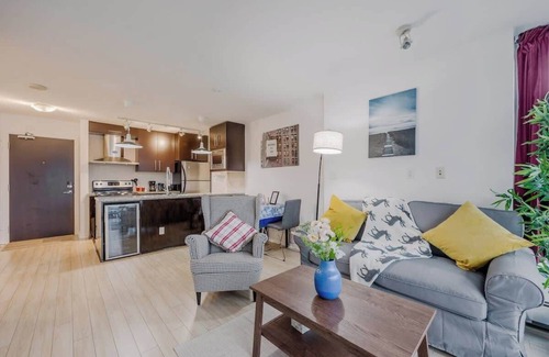 Crosstown Condo | Stylish Vancouver Condo with City Views