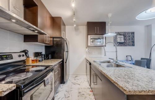 Crosstown House | Stylish Vancouver Condo with City Views