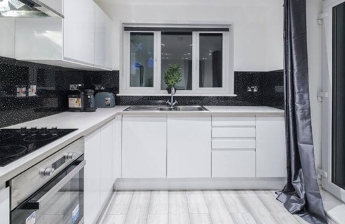 Southend-on-Sea Apartment | Stylish & Vibrant 1BR City Centre Nr High St & Southend Beach by Luxiety Stays