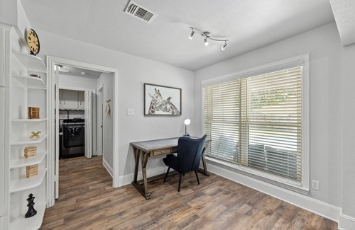 Bedford Villa | Stylish Villa in DFW - Pool Pool Table Near Stadiums