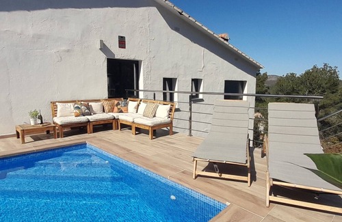 Olivella Villa | Stylish Villa with Pool, BBQ & Mountain Views – Sleeps 14