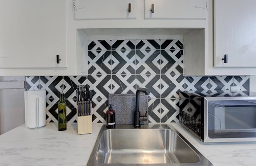 Midtown Apartment | Stylish Vintage Apartment in Midtown Close to All!