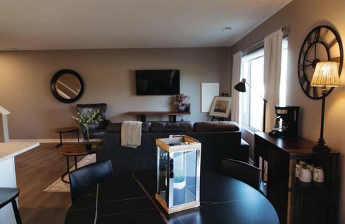 West Omaha House | Stylish W. Omaha House. Shopping. King Suite.