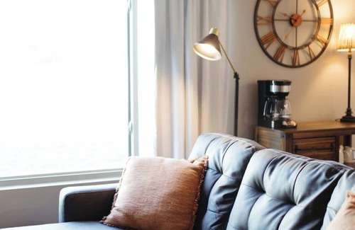 West Omaha House | Stylish W. Omaha House. Shopping. King Suite.