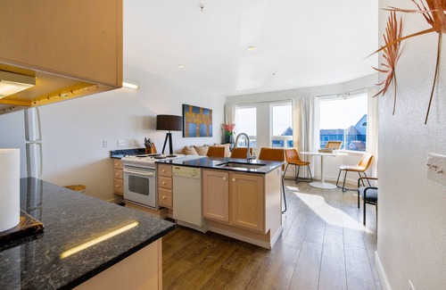 Cayucos House | Stylish, walkable suite with balcony, ocean & pier views - dog-friendly